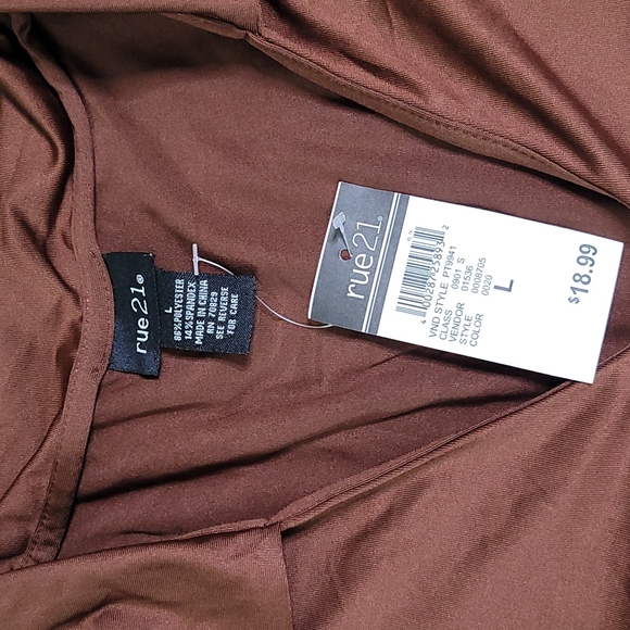 Ruched fitted crop top! - Picture 2 of 4